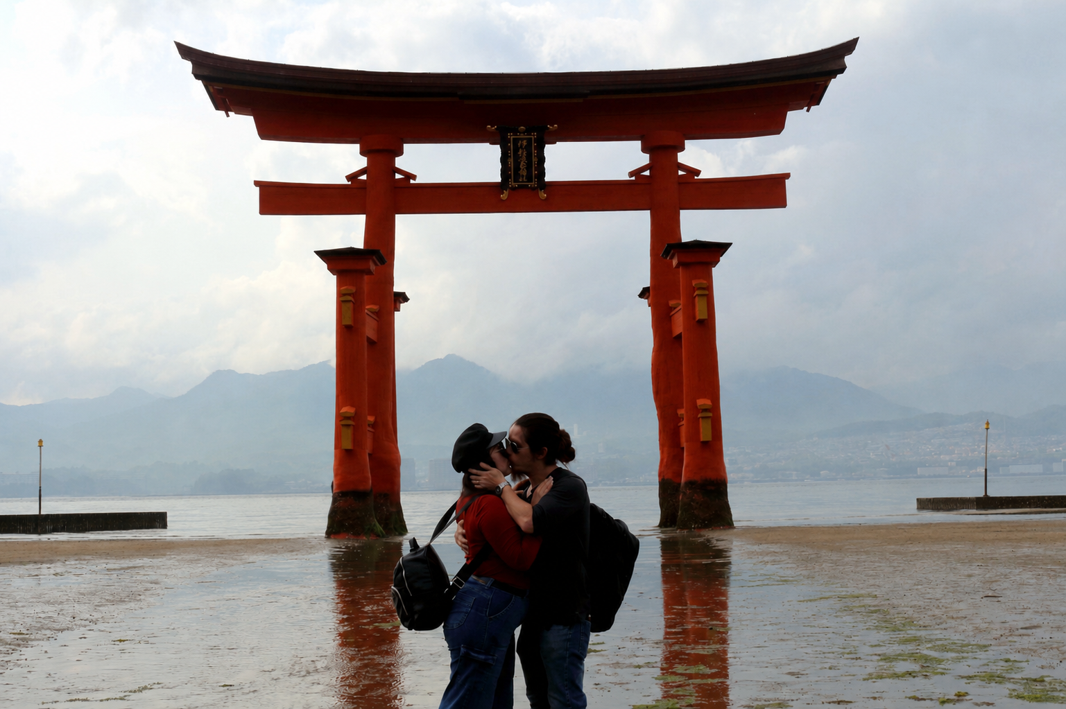 Pareja celebrando su historia de amor durante un viaje.
