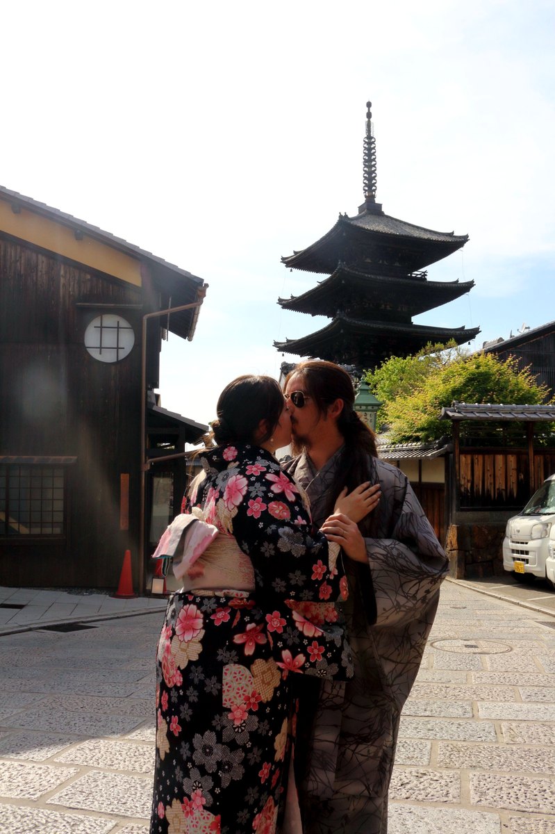 Pareja compartiendo un beso durante un viaje.