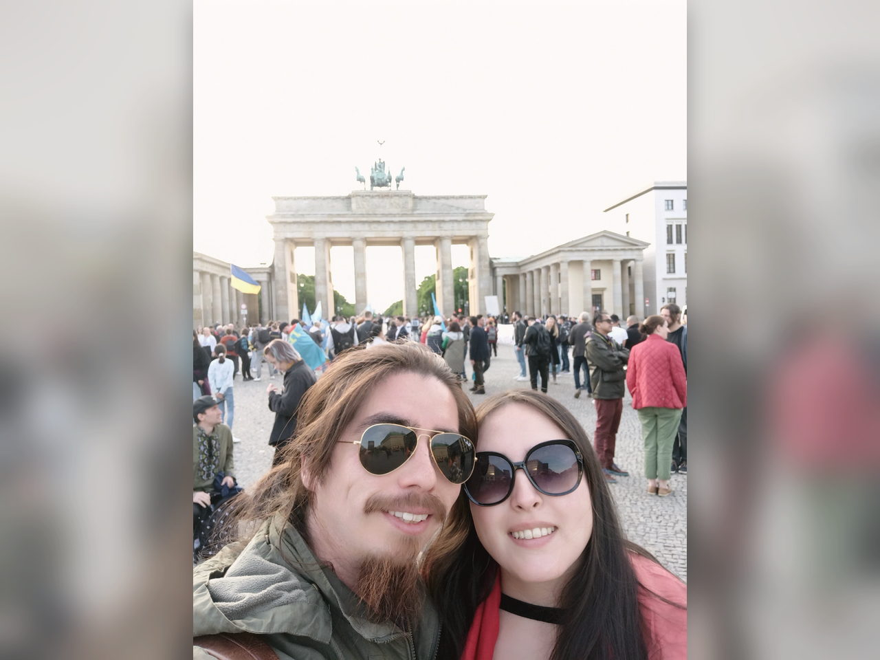 Selfie de la pareja frente a la Puerta de Brandeburgo durante un viaje.