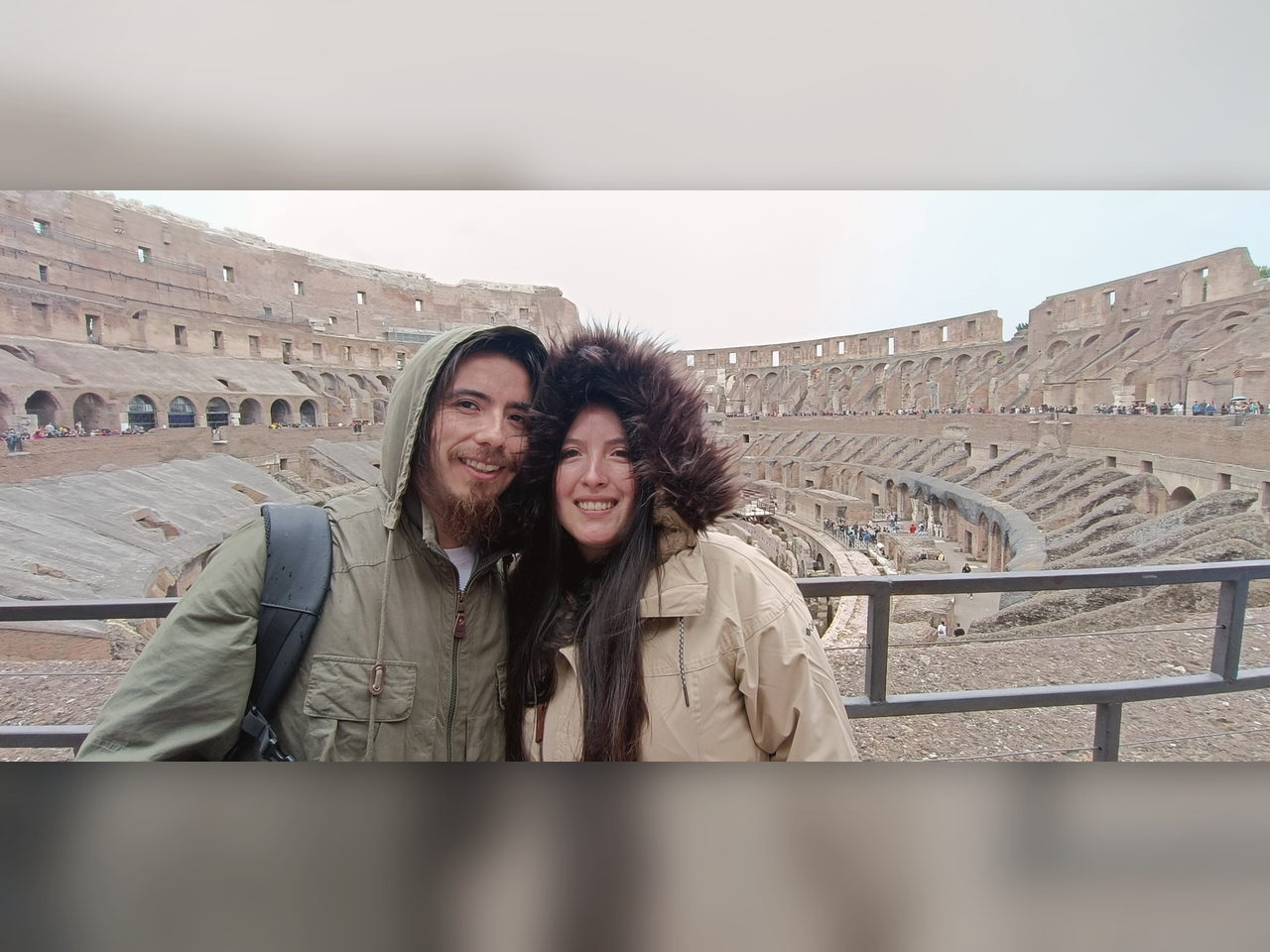 Retrato de la pareja frente al interior del Coliseo.