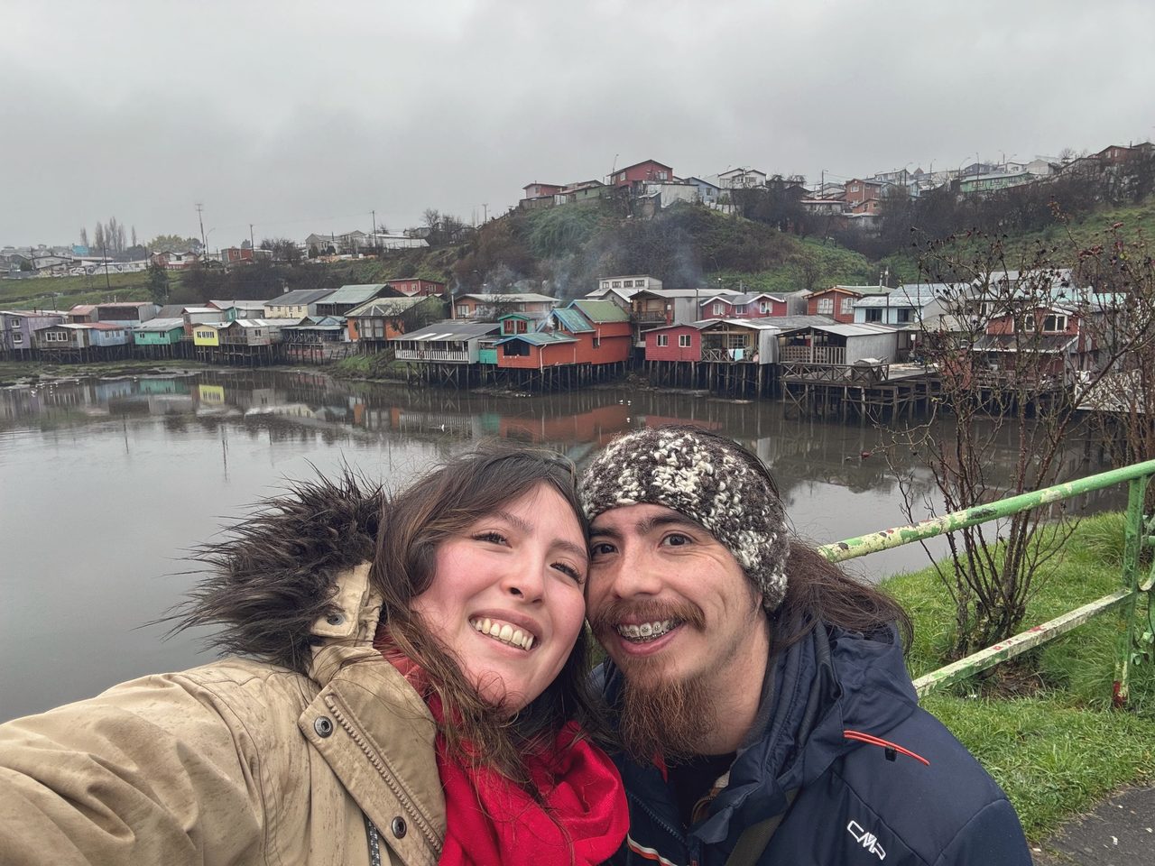Pareja compartiendo un beso durante un viaje.