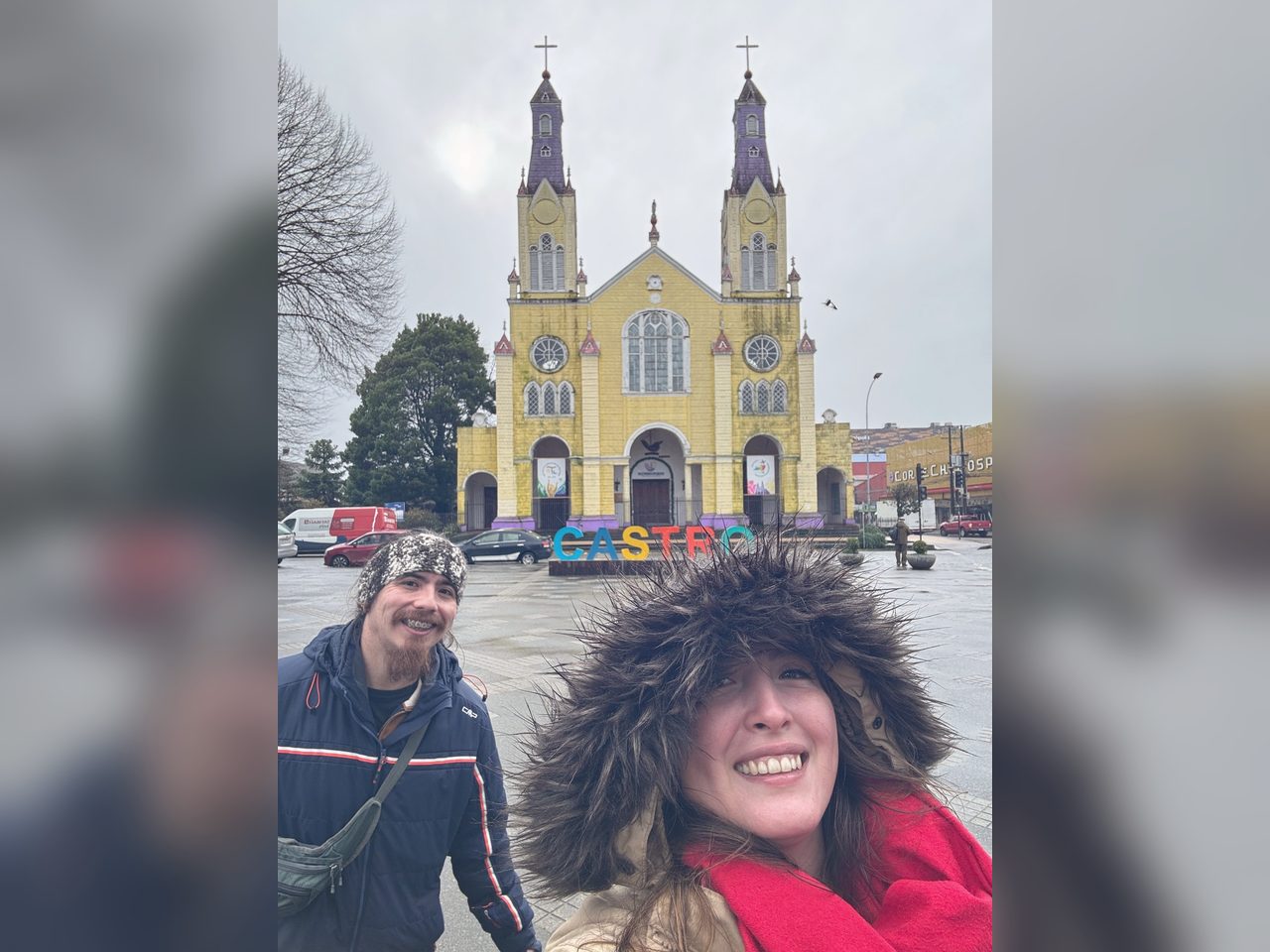 Pareja compartiendo un beso durante un viaje.