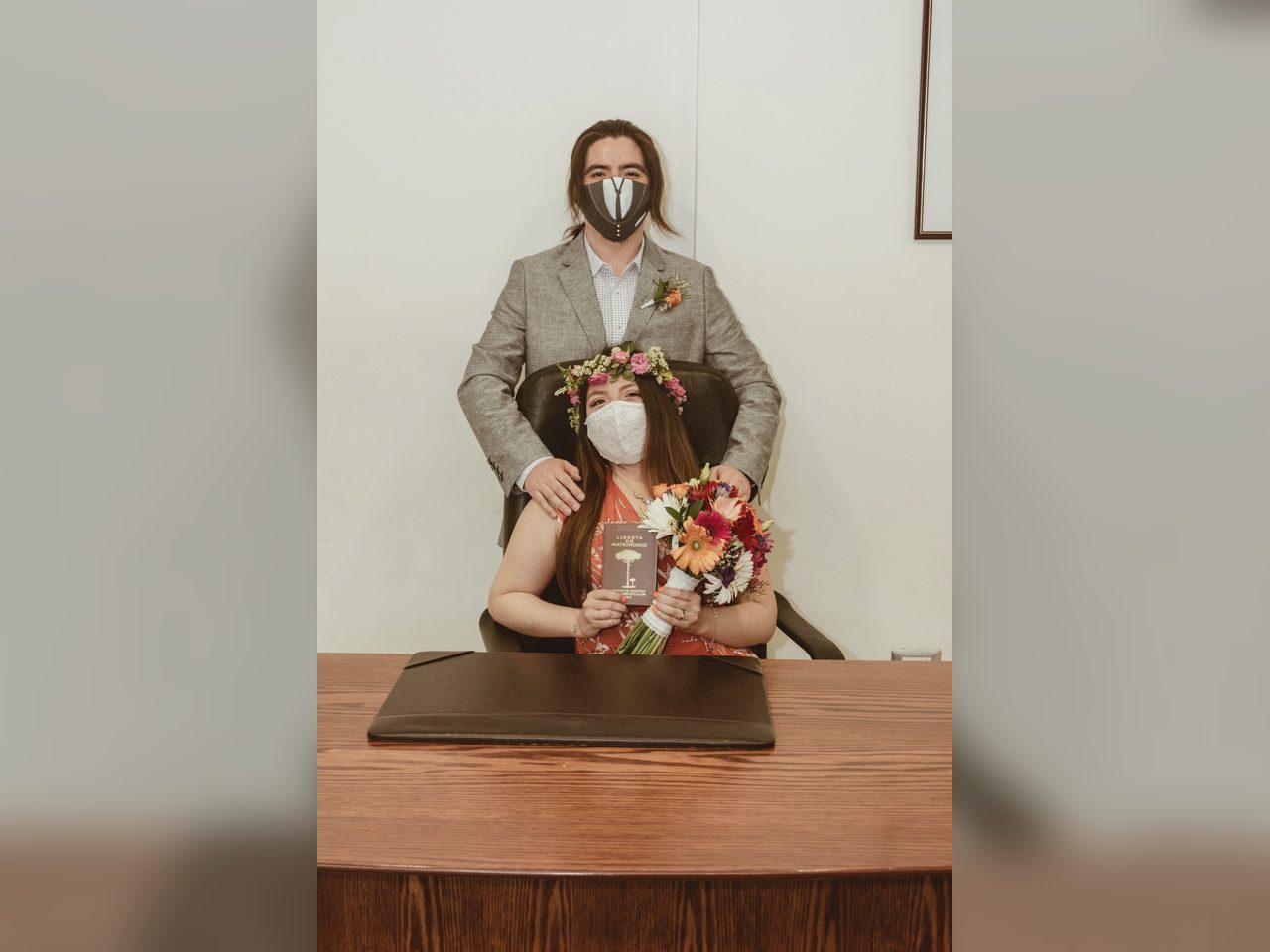 Pareja cortando una torta en una celebración familiar.
