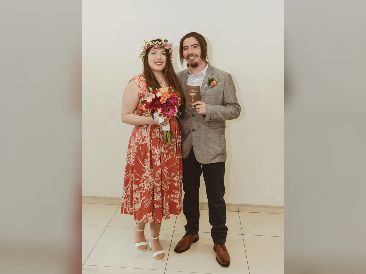 Pareja cortando una torta en una celebración familiar.