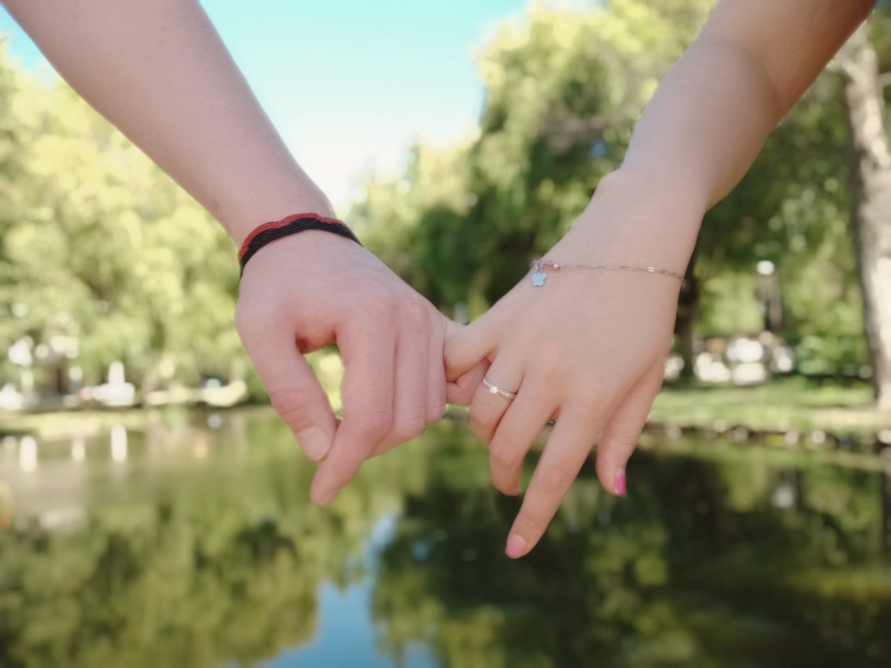 Mano y anillo de compromiso.